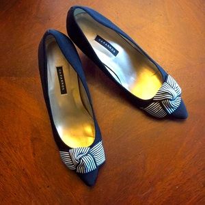 Size 8 black with striped ribbon fabric pumps
